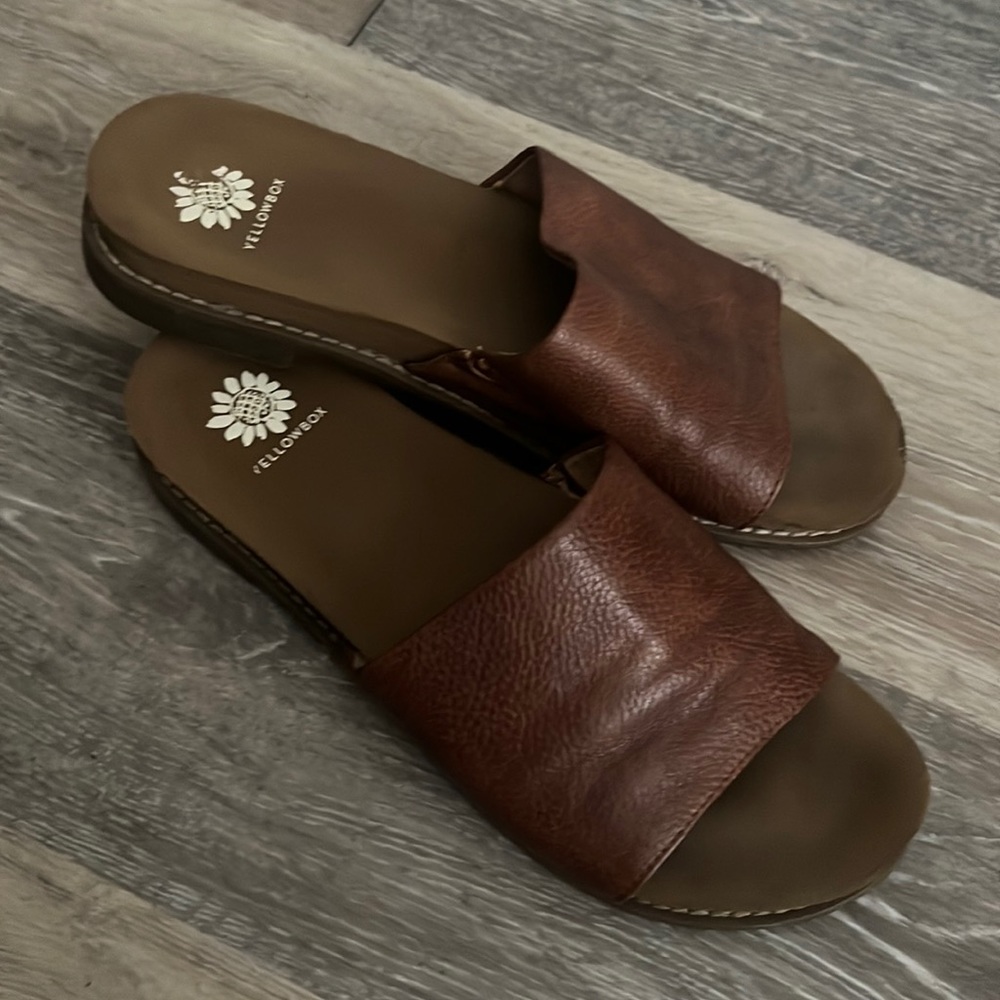 Size 6.5 Yellowbox brown slides